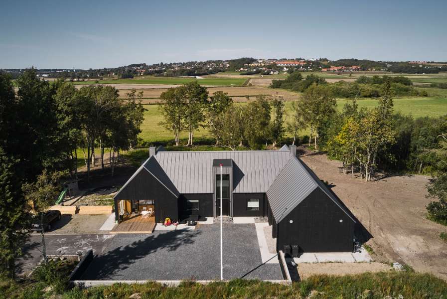 Flaget er hejst for det nye hus med det populære ståltag, Brådalvej 25, 9210 Aalborg SØ